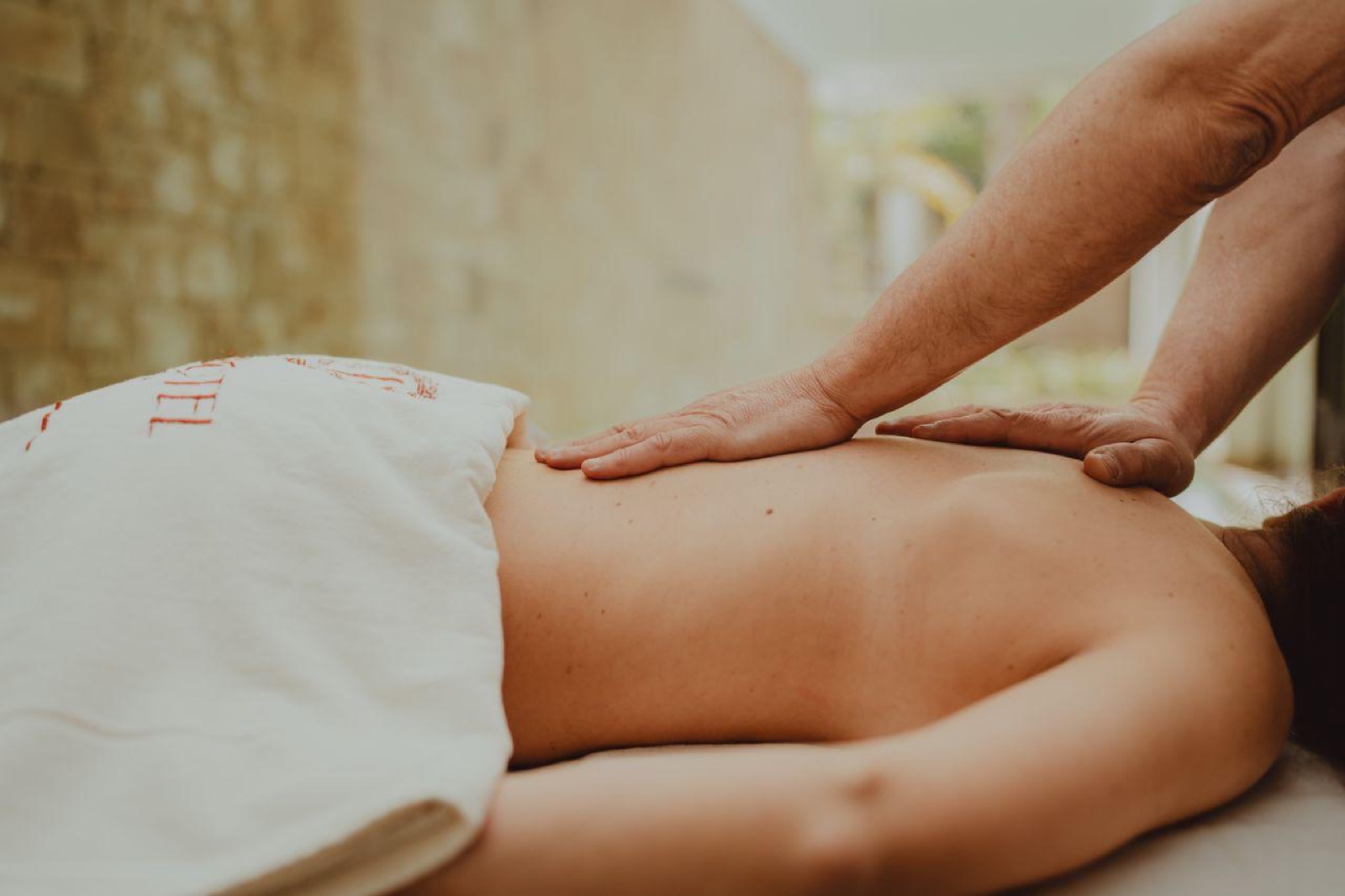 Hände bei einer Rückenmassage