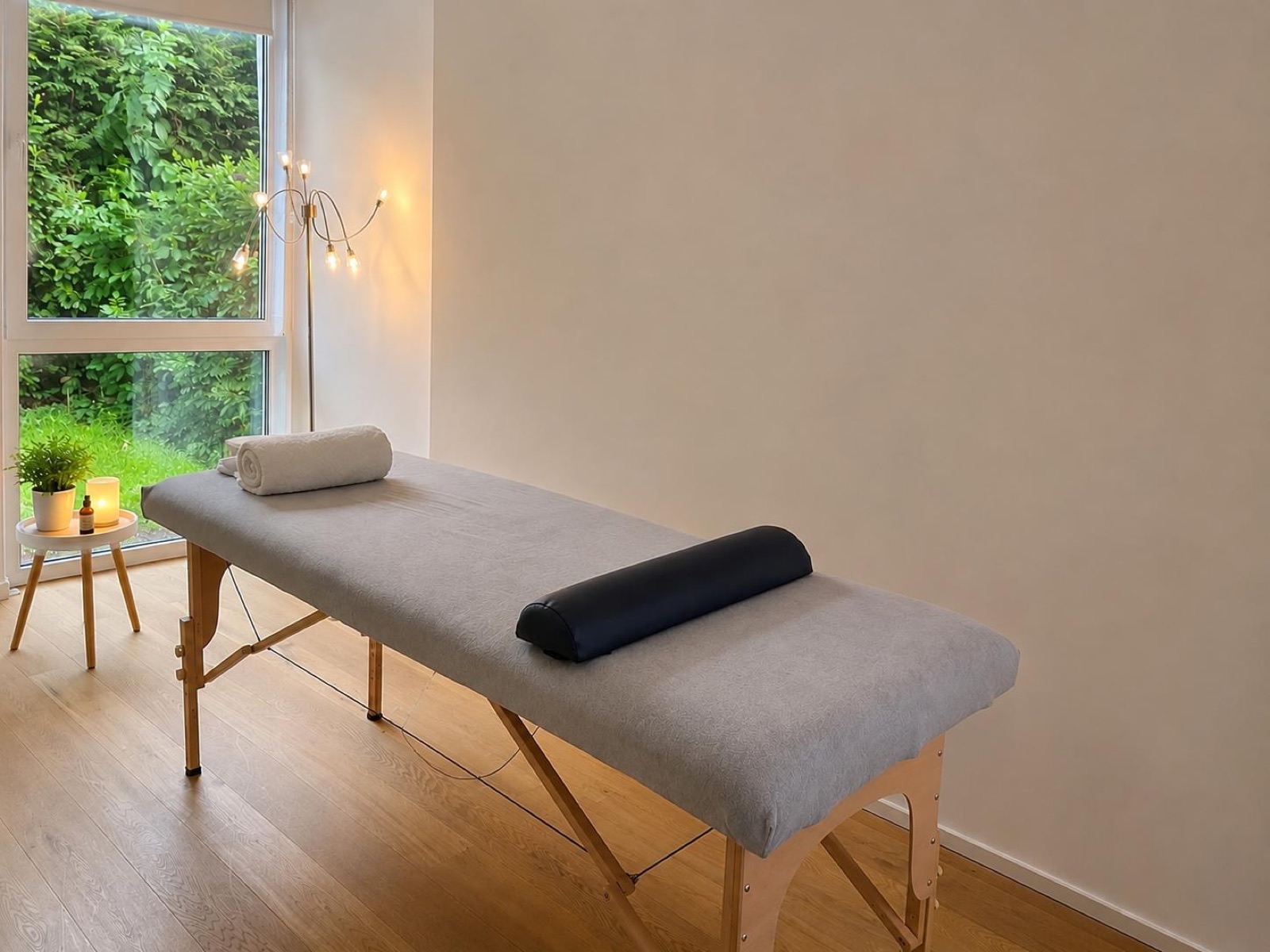 Massageraum mit Liege und warmem Licht