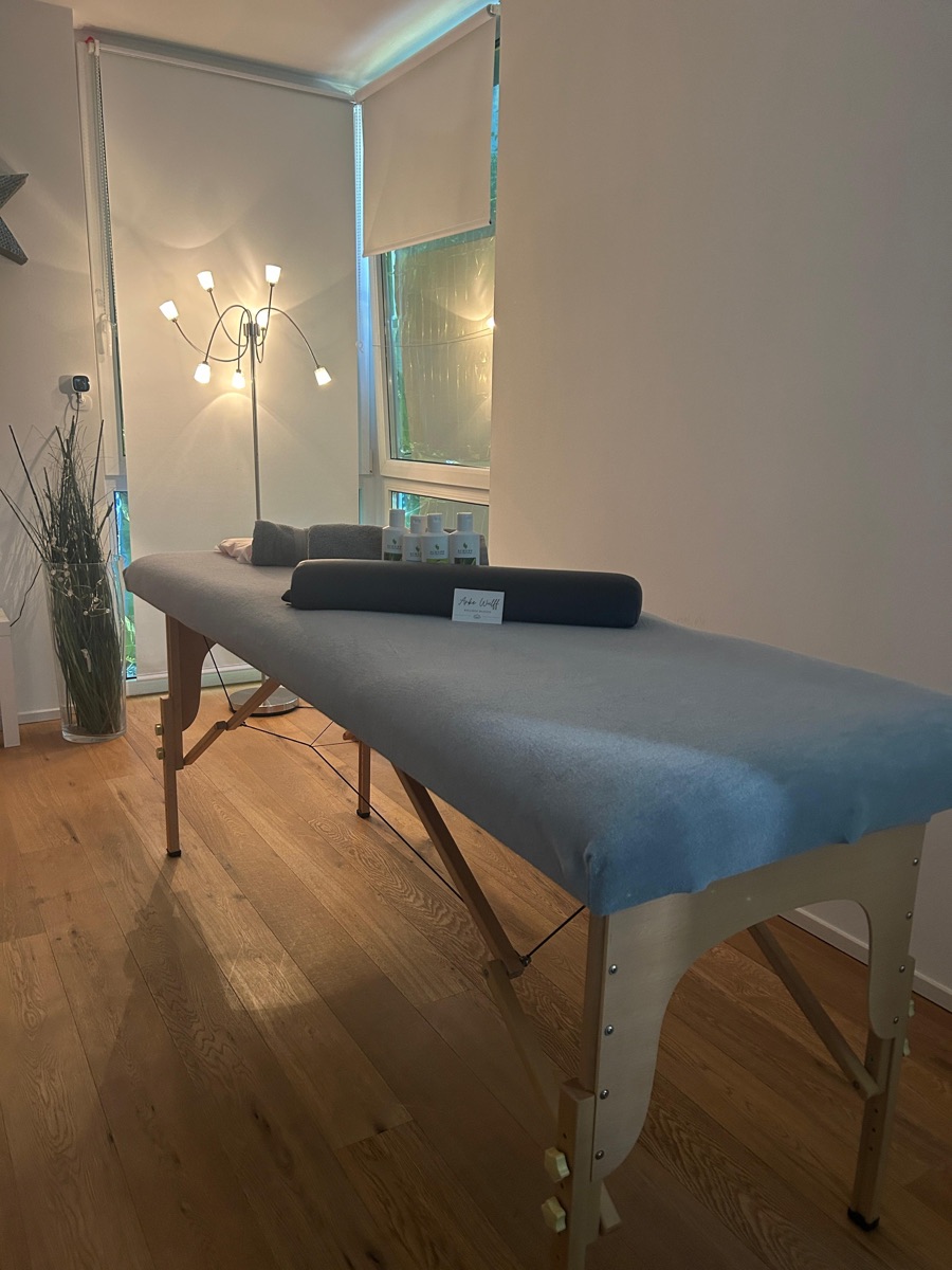 Massageliege im Abendlicht