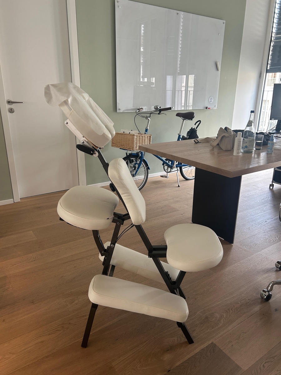 Mobiler Massagestuhl für Firmenmassagen